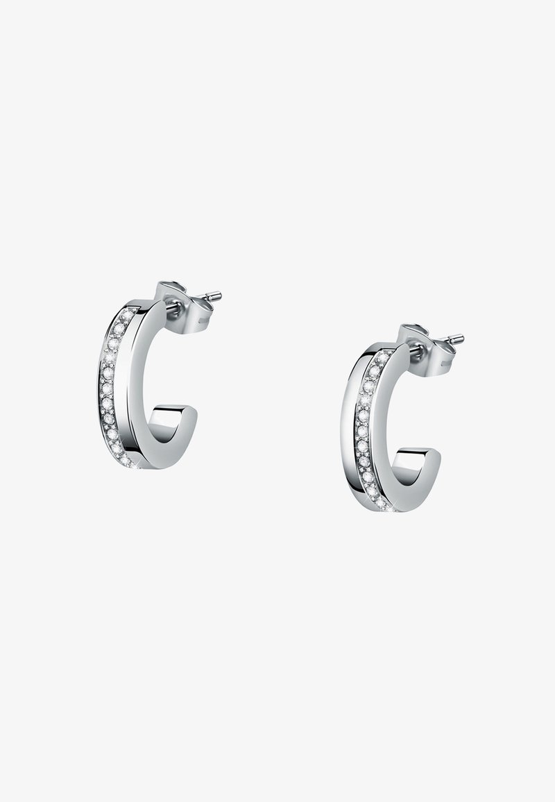 Orecchini a cerchio in argento con finitura liscia, caratterizzati da una fila di piccoli cristalli trasparenti lungo un lato. Design leggero e arrotondato con chiusura a perno.