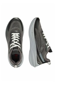 Czarno-szare sportowe sneakersy z siateczkowym wierzchem, białymi sznurowadłami, grubą podeszwą i fakturowanym wzorem. Posiadają pętelkę z tyłu.