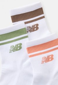 Drei Paare Socken aus weißem Stoff mit gerippten Bündchen und Streifen; die Farben umfassen Grün, Braun und Orange mit Logo-Akzenten.