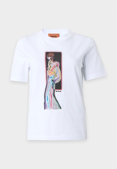 Άσπρο κοντομάνικο T-shirt με πολύχρωμο αφηρημένο σκίτσο ενός όρθιου ατόμου που φοράει καπέλο και περιγράφηκε μέσα σε ένα μαύρο ορθογώνιο πλαίσιο.
