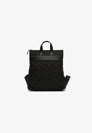 Zwarte gewatteerde nylon rugzak met twee bovenhandvatten, verstelbare schouderriem, voorzak met ritssluiting en een reliëflogo-patroon over het gehele oppervlak.