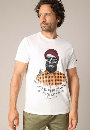 Witte katoenen t-shirt met een afbeelding van een schedel met een baard, die een zonnebril en een rode beanie draagt, met details van een oranje geruite shirt.