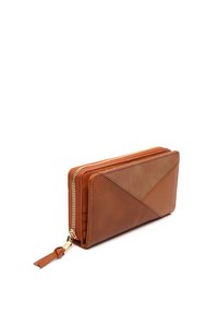 Rjava usnjena denarnica s strukturirano zasnovo, ki ima teksturirano površino in geometrijske poudarke, z zlatim zadrgo in usnjenim trakom.