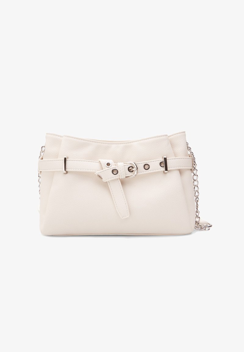 Biała torebka z sztucznej skóry o strukturalnym designie, z akcentem w postaci klamry i łańcuszkowym paskiem. Gładka tekstura, prostokątny kształt.
