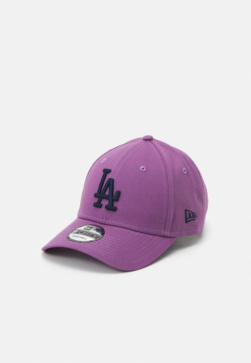 Casquette de baseball violette ajustable avec broderie noire du logo "LA" et un autocollant New Era sur la visière, présentée sur fond blanc.
