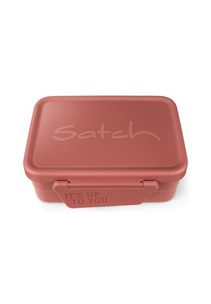 Boîte à lunch en plastique rouge avec un couvercle arborant le texte "Satch" et "C'EST À VOUS DE JOUER", forme rectangulaire, texture lisse et verrouillage sécurisé.