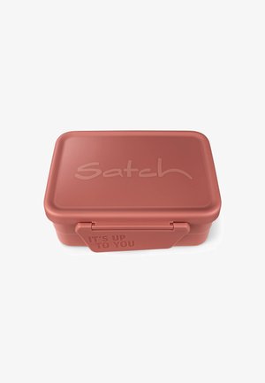 Rote Kunststoff-Lunchbox mit einem Deckel, auf dem der Text "Satch" und "ES LIEGT AN DIR" steht, rechteckige Form, glatte Oberfläche und sicherer Verschluss.