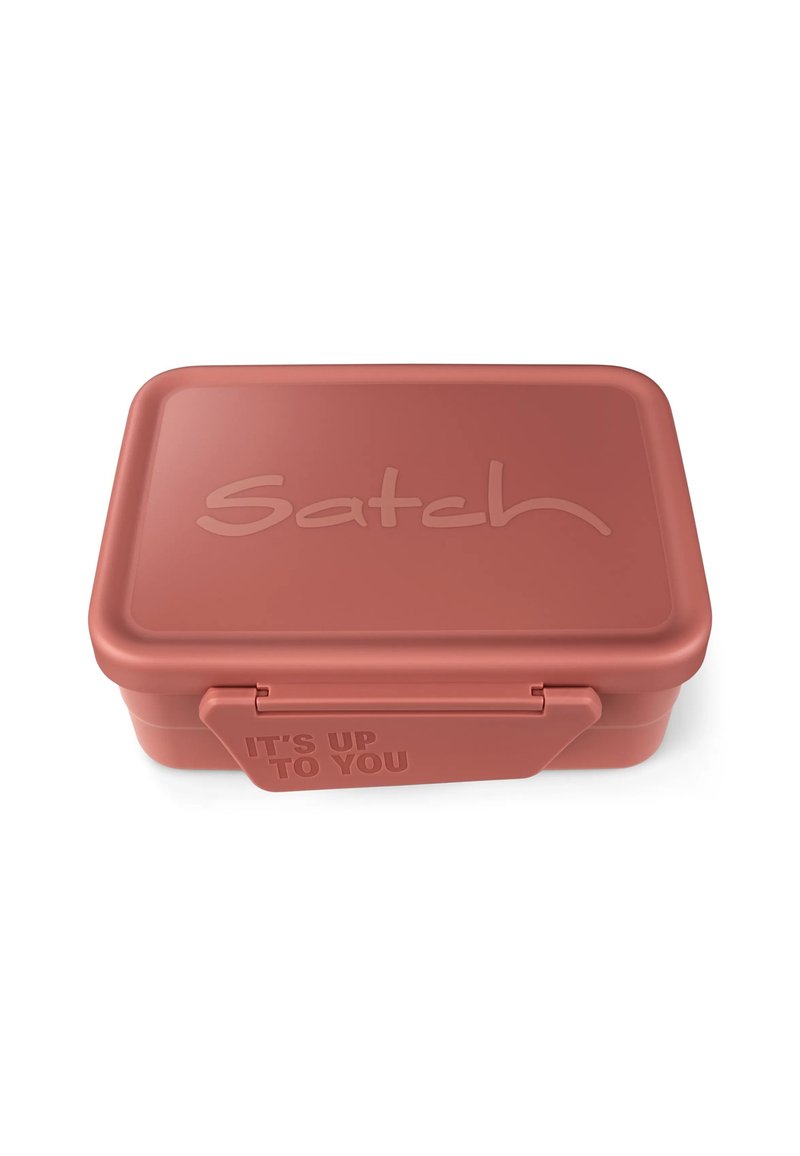 Rode plastic lunchbox met een deksel waarop de tekst "Satch" en "HET IS AAN JOU," rechthoekige vorm, gladde textuur en een veilige sluiting.
