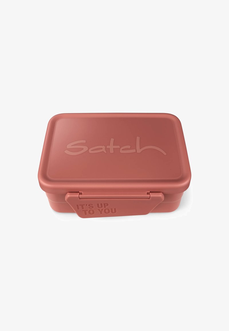 Rode plastic lunchbox met een deksel waarop de tekst "Satch" en "HET IS AAN JOU," rechthoekige vorm, gladde textuur en een veilige sluiting.