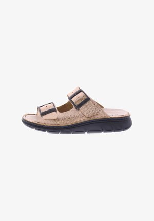 Tan leren slipper sandaal met twee verstelbare zwarte gespen, textuur bovenkant en een zwarte rubberen zool met een gevoerd loopvlakpatroon.