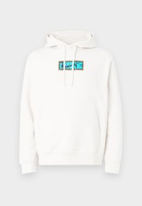 Vit huvtröja i mjukt material med en framficka av kangaroo-modell, dragsko vid huvan, och en grafik med blått och leopardmönster på bröstet.