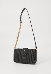 Zwarte geweven schoudertas met gouden ketting en leren riem, met een omklapflap met studs en een gedrukt vlinderlogo op de voorkant.