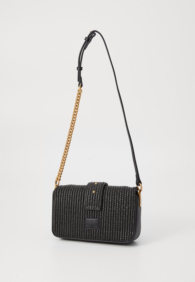 Zwarte geweven schoudertas met gouden ketting en leren riem, met een omklapflap met studs en een gedrukt vlinderlogo op de voorkant.