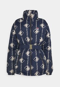 Granatowa kurtka puchowa z powtarzającym się beżowym wzorem logo, wysokim kołnierzem i paskiem w talii. Posiada zamykane na zamek kieszenie boczne oraz pełny zamek z przodu.