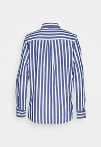 Chemise à manches longues avec un motif à rayures verticales bleues et blanches. Fabriquée dans un tissu léger, elle présente un col classique et des poignets boutonnés.