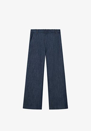 Pantalon en denim bleu foncé à jambes larges avec taille ajustable, passants de ceinture et poches latérales.