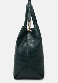 Zelená kabelka z umělé kůže s texturou kroko vzoru, zužující se tvar, dvě horní rukojeti a zlatý kovový akcent.