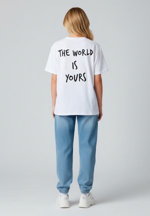 THE WORLD IS YOURS ROLL UP 25 - Print T-shirt - white