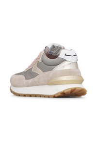 Sneaker in suede beige e grigio con lacci rosa, suola bianca, suola in gomma, dettaglio metallico oro e linguetta sul tallone bianca stampata con i dettagli del marchio.