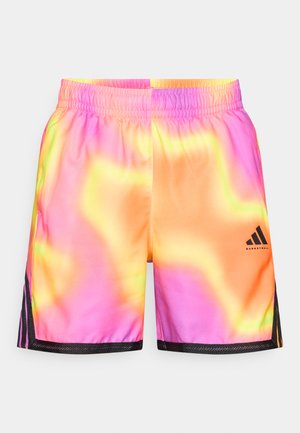 Kolorowe sportowe szorty z gradientowym przejściem kolorów różu, pomarańczu i zieleni, z siateczkowym wykończeniem na dole i logo Adidas z boku.