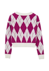 Sweater à manches longues avec un motif de losanges argyle blanc et magenta, et des poignets, col et ourlet côtelés blancs.