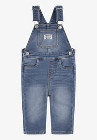 Denim jumpsuit, lyseblå, med justerbare stropper, frontlomme og baklapp. Glatt tekstur med kontrastsøm og metallhardware.