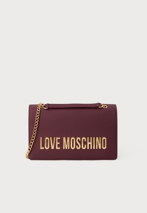 Borsa in pelle finta color bordeaux con lettering dorato del logo, tracolla a catena e design a pattina strutturata. Texture liscia, estetica minimalista.