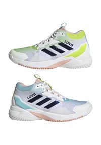 Chaussures de sport montantes en blanc, vert et bleu, avec une tige en maille, trois bandes foncées et une semelle en caoutchouc texturée avec un accent rose.