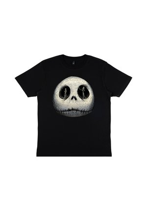 Zwarte katoenen t-shirt met een grote cartoon schedelafbeelding met holle ogen en gedetailleerde gelaatskenmerken, tegen een gladde stoffen achtergrond.