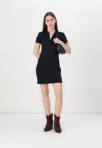 Tommy Hilfiger SLIM OPEN DRESS - Kjole - desert sky