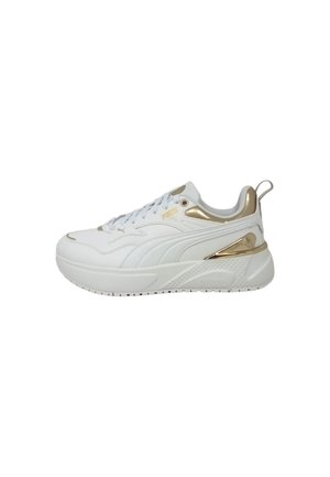 Zapatilla deportiva blanca con acentos dorados, hecha de material sintético. Cuenta con un cuello acolchado, cierre de cordones y suela texturizada con patrones de tracción.
