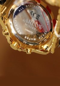 Gold-Edelstahl-Uhrenboden mit graviertem Text, Modell "Marlow Miller", wasserfest, mit Schraubboden-Design und zwei Druckknöpfen.