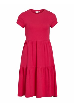 Lühikeste varrukatega, põlveni ulatuv erkroosa kleit astmelise seelikuga ja ümmarguse kaelusega, valmistatud soonikkoest.