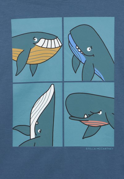 Γραφικό σχέδιο με τέσσερις καρτουνίστικες φάλαινες σε μπλε φόντο, με διάφορα σχήματα, χρώματα και παιχνιδιάρικες εκφράσεις. Υλικό βαμβάκι.