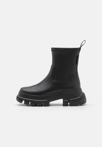 Botine negre, din piele netedă, cu talpa din cauciuc masiv, vârf rotund și cârlig la spate. Design elegant, cu detalii minime.