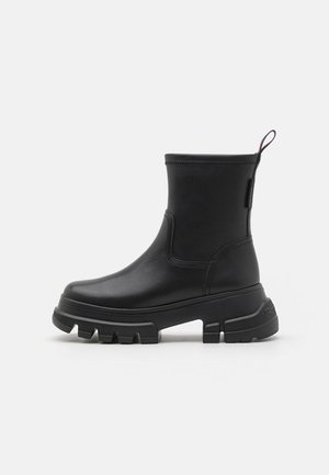 CHUNKY CHELSEA BOOT - Aulinukai su platforma - black