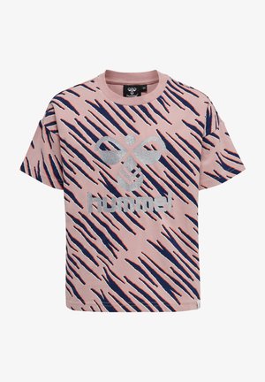 Rosa kortärmad t-shirt med ett marinblått och rött randigt mönster, med ett silvertryck av logotypen på framsidan. Tillverkad i bomull, avslappnad passform.