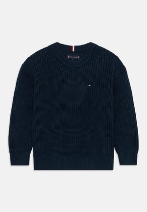 Granatowy sweter dziany z okrągłym dekoltem, długimi rękawami, ściągaczami na mankietach i dole oraz małym czerwono-biało-niebieskim logo na piersi.