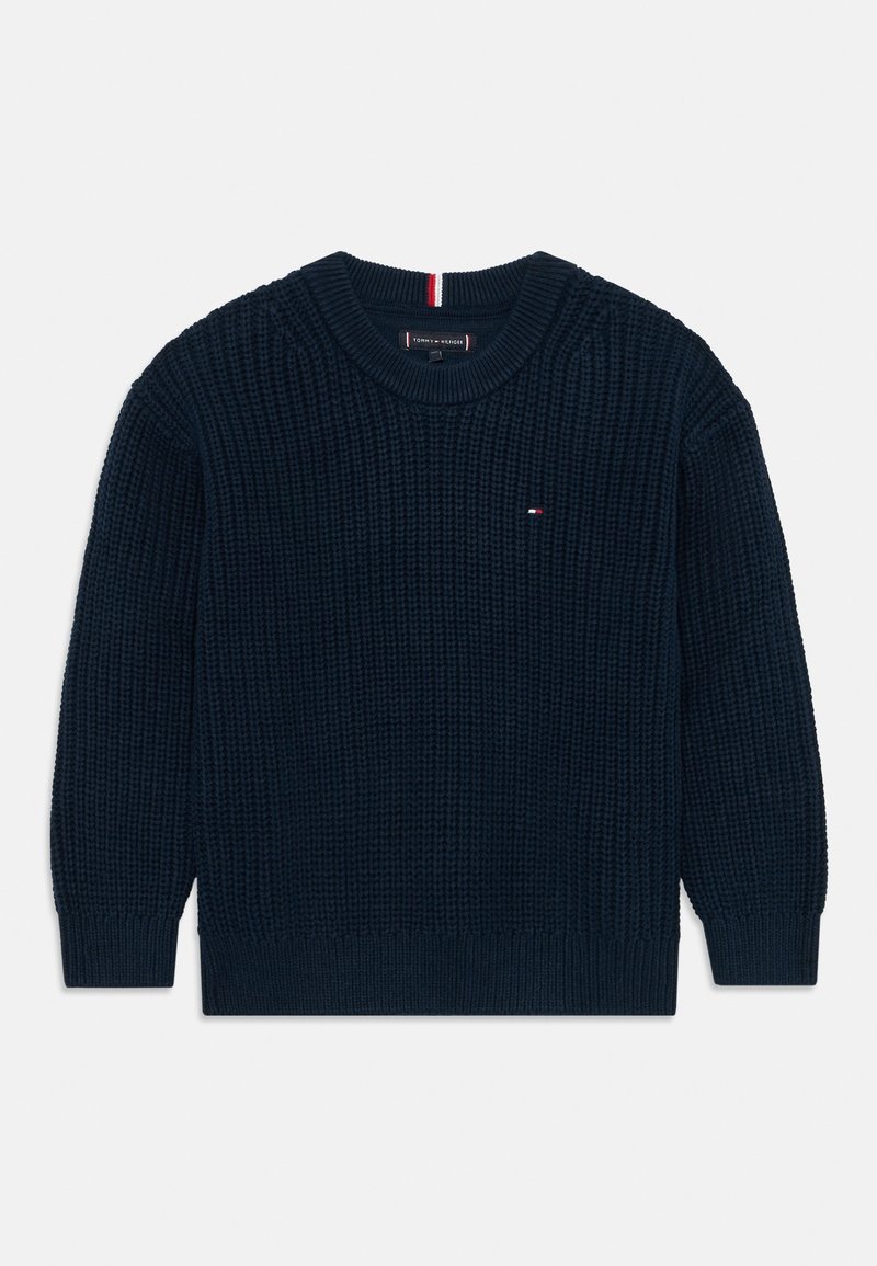 Pull en maille bleu marine avec col rond, manches longues, poignets et ourlet côtelés, et un petit logo rouge, blanc et bleu sur la poitrine.