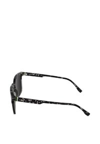 Musta- ja harmaakuvioiset aurinkolasit suorakaiteen muotoisilla kehyksillä, tummat linssit ja vihreät yksityiskohdat sankoissa. Pinta on teksturoitua muovia.