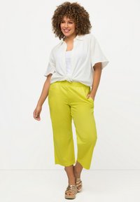 Ulla Popken 7/8 RUBY GENOUX PRÉFORMÉS JAMBES DROITES CEINTURE ÉLASTIQUE - Pantaloni - yellow