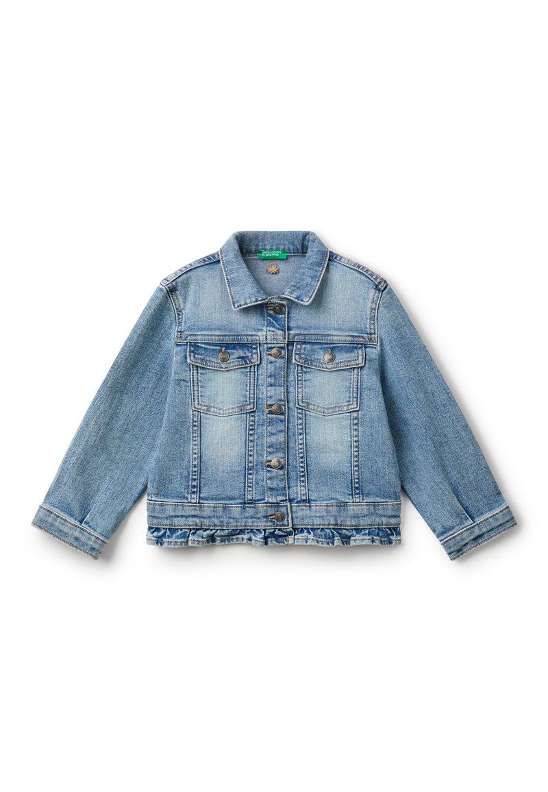 Veste en denim bleu clair avec manches longues, poches avant, fermeture à boutons et ourlet volé en bas. Design et texture classiques.