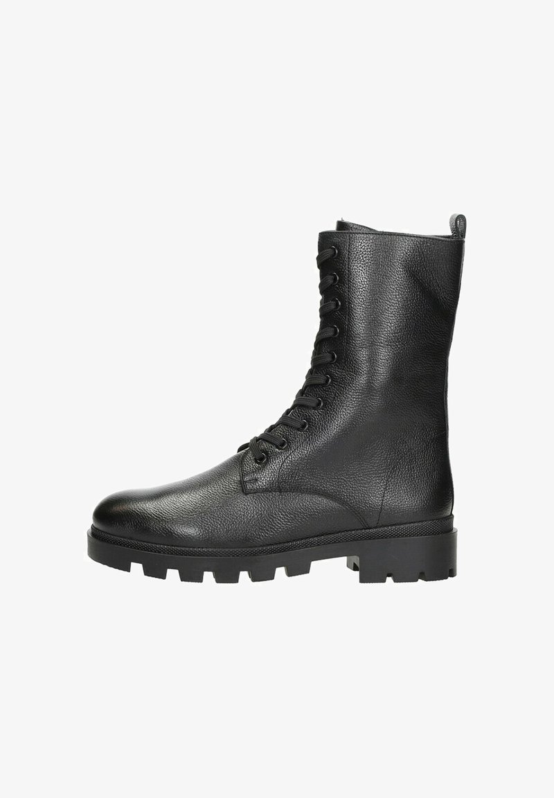 Zwarte leren veterschoenen met een textuurafwerking, hoge schacht en robuuste rubberen zool voor duurzaamheid en grip.