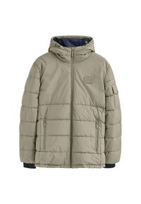 Giacca imbottita di un verde oliva chiaro con zip frontale, cappuccio regolabile, polsini elasticizzati e patch con logo sul petto; dotata di due tasche laterali.