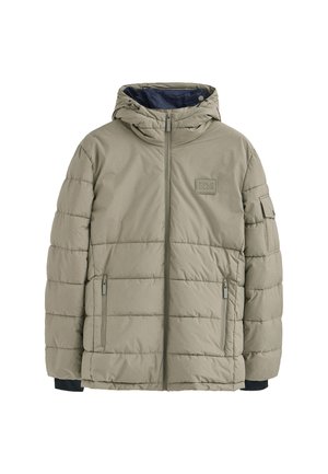 Giacca imbottita di un verde oliva chiaro con zip frontale, cappuccio regolabile, polsini elasticizzati e patch con logo sul petto; dotata di due tasche laterali.