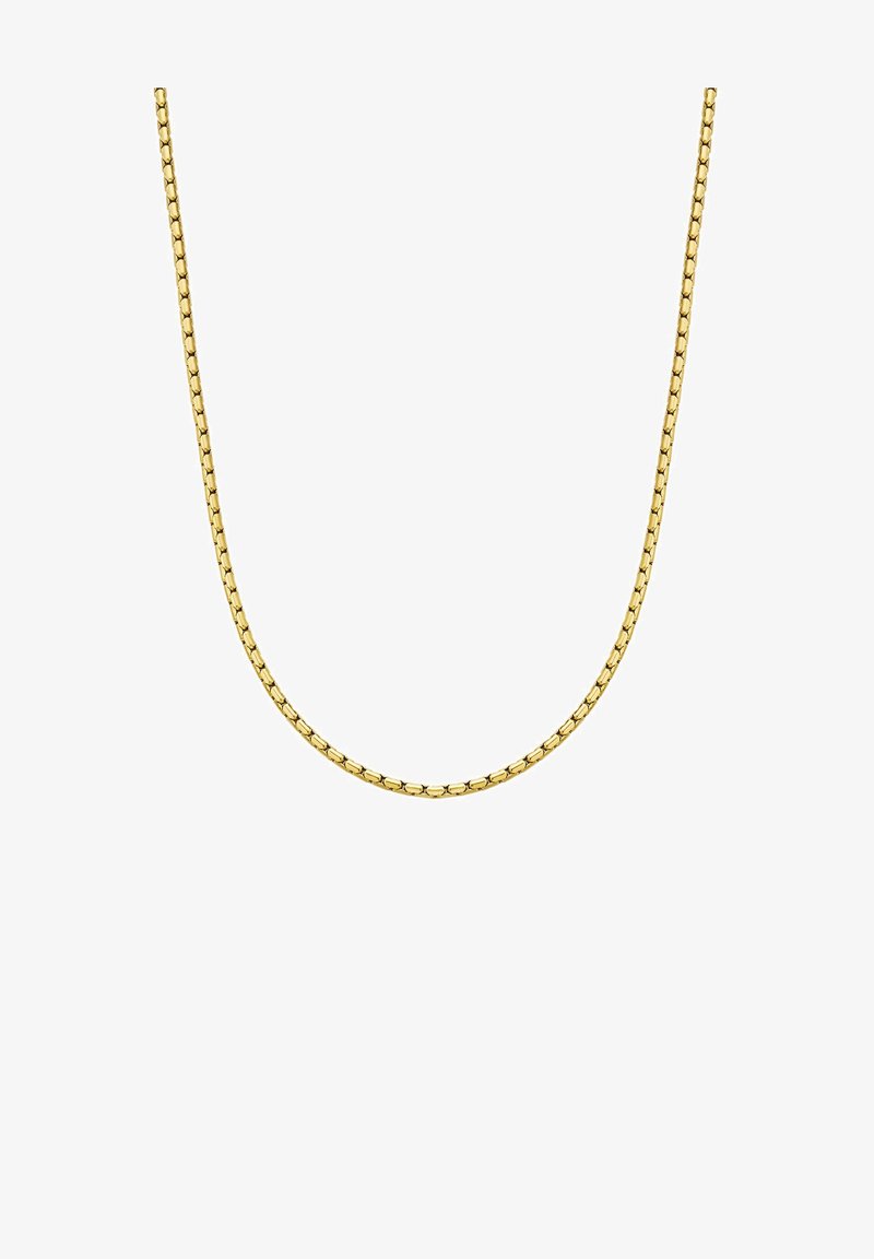 Collier en or présentant un design de chaîne lisse et plate avec des maillons entrelacés et une finition haute brillance, suspendu en forme courbée.