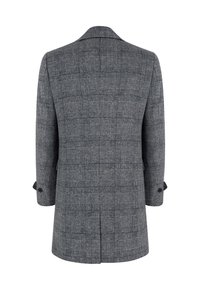 Szary w kratę blazer z klapami, o structured shape, z podwójnymi guzikami przy mankietach oraz teksturowanym materiałem. Widok od tyłu ukazuje detal pleatów.