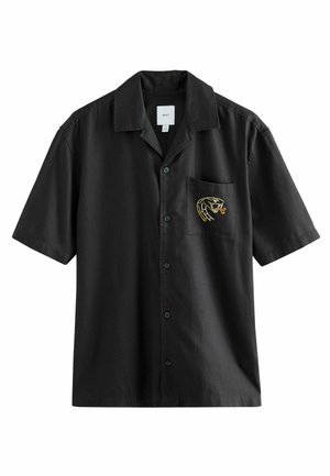Svart kortärmad skjorta i ett mjukt tyg, med knäppning framtill och en ficka med broderi av en orm.