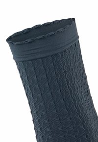 Ciemnoniebieska dziana skarpetka z fakturowaną powierzchnią, ozdobiona skomplikowanym wzorem w diamenty oraz gładkim, zwiniętym mankietem na górze.