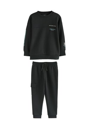 Schwarzes Sweatshirt- und Hosen-Set aus weichem Material. Mit gerippten Bündchen, bedrucktem Text und einer Cargo-Tasche auf der linken Seite der Hose.